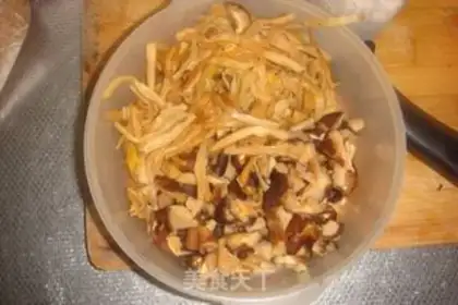 Make Doudou mushroom sauce step 0