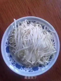 Make Crayfish noodles step 2