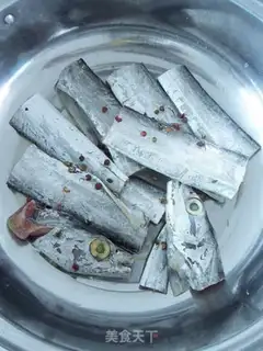 Make Spicy rice with fish step 2
