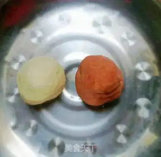 Make Rose curvature, two-coloured buns step 2
