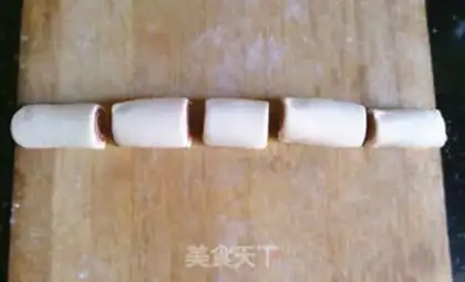 Make Rose curvature, two-coloured buns step 7