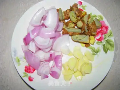 Make Onion spicy shrimp step 1
