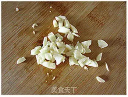 Make The fragrance is sour, the peanut beans step 4