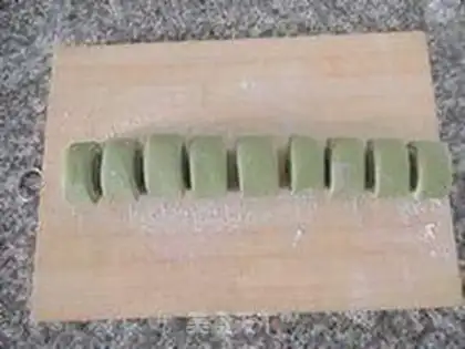 Make Green tea roll step 9