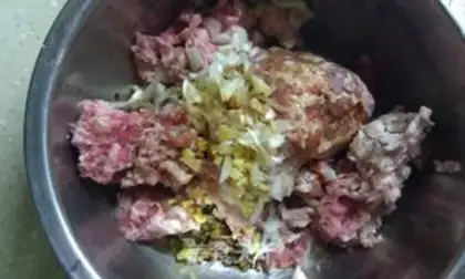 Make The cabbage pork bun step 1