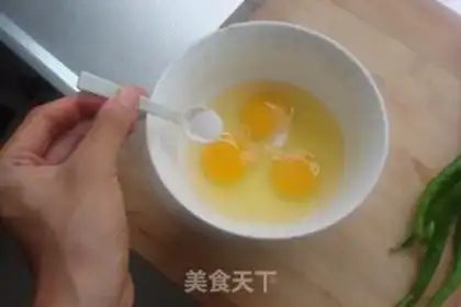 Make Spicy fried eggs step 0