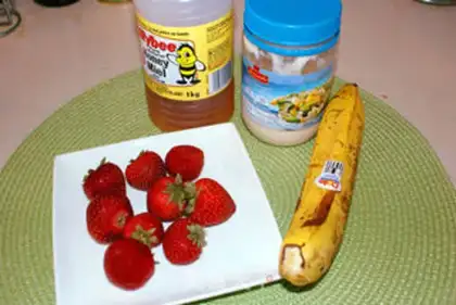 Make The strung strawberry banana tower step 0