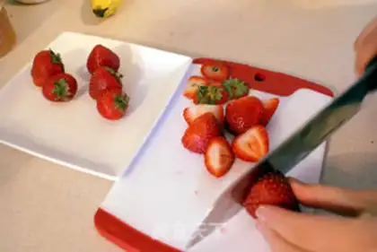 Make The strung strawberry banana tower step 1
