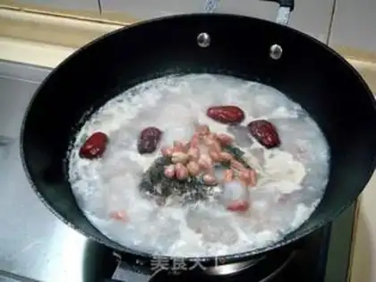 Make Peanut fish head soup step 1