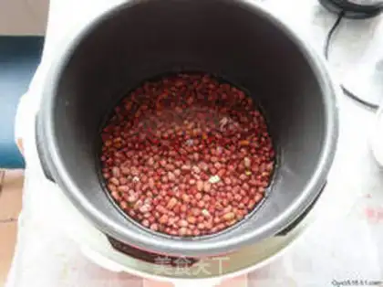 Make A red bean-meat popsicle step 1