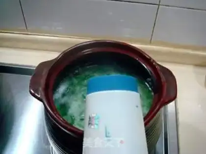 Make Strawfish spinach congee step 7