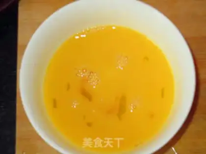 Make Tomato fried eggs step 1