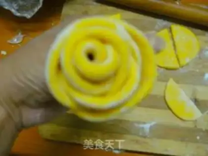 Make Green rose roll step 12