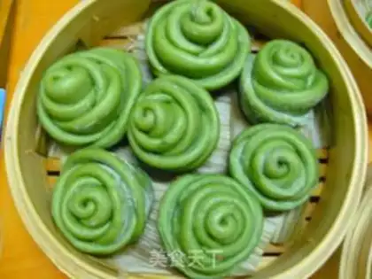 Make Green rose roll step 15