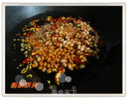 Make Imitation of yellow flying spicy peanuts step 2