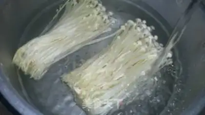 Make Gin and mushroom bacon rolls step 0