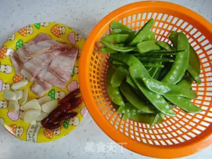 Make Garlic bacon, Dutch beans step 1