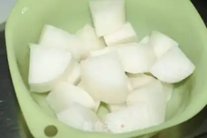 Make radish mushroom bone soup step 1