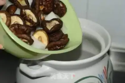 Make radish mushroom bone soup step 2
