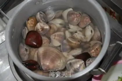 Make The sauce and clams step 0