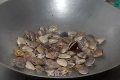 Make The sauce and clams step 4