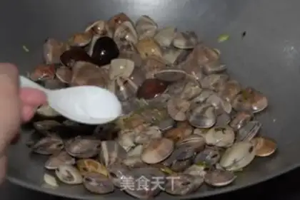Make The sauce and clams step 5