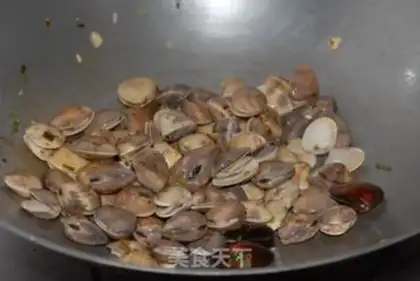 Make The sauce and clams step 7
