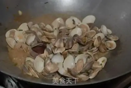 Make The sauce and clams step 8
