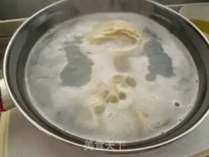 Make Seafood bag of egg noodles step 6
