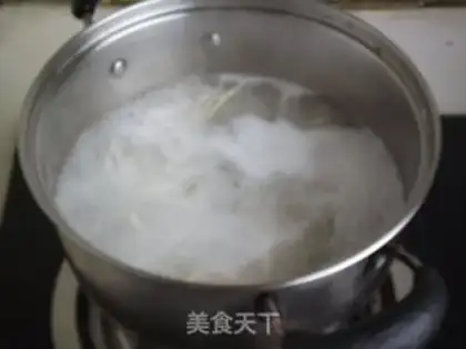 Make Tomato egg noodles step 0