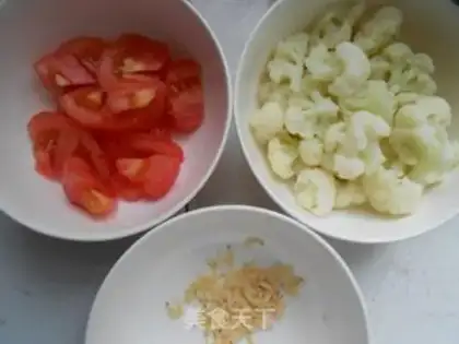 Make Tomato fried flowers step 1