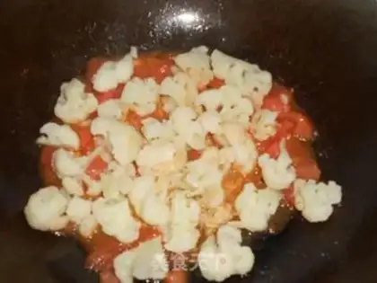 Make Tomato fried flowers step 3