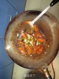 Make Sichuan sauce chicken wings step 4