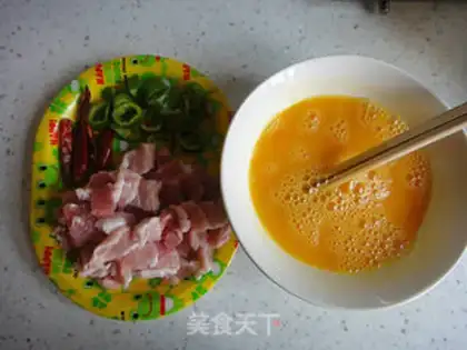 Make Spicy fried eggs step 1