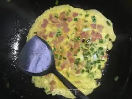 Make Egg pizza step 1