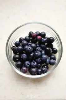 Make Milk and blueberry oatmeal step 0