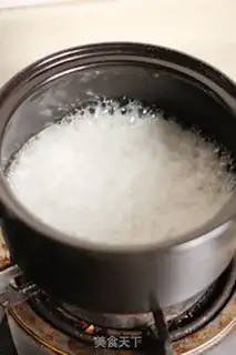 Make Milk and blueberry oatmeal step 1