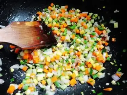 Make Eight-ding fried rice step 7