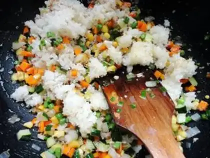 Make Eight-ding fried rice step 8