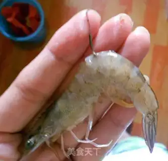 Make Spicy dry shrimp step 1