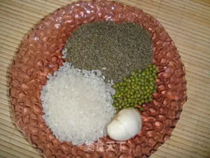 Make Black rice lily green bean congee step 0
