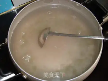 Make Black rice lily green bean congee step 2