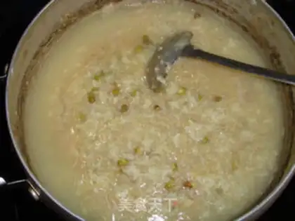 Make Black rice lily green bean congee step 3