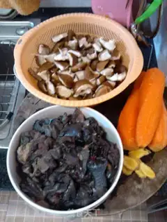 Make A rooster with mushroom carrots step 0