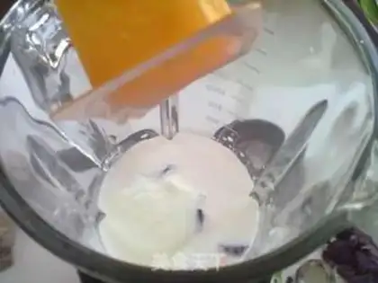 Make Ice-cracked mascara step 3