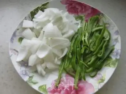 Make Onion fried eggs step 1