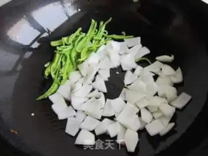 Make Onion fried eggs step 4