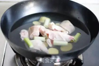Make Sweet corn pork soup step 2