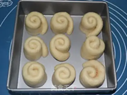 Make Onion fragrance cheese bun step 9