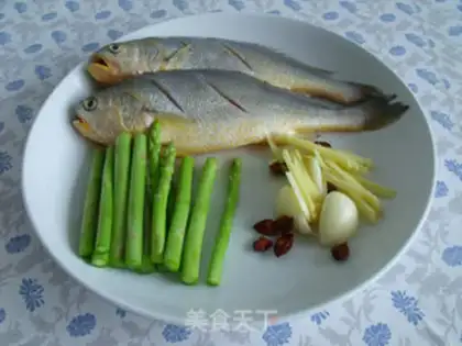 Make Five fragrances of yellowfish step 1